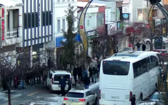 Kars'ta kontrolden çıkan araç ağaca çarparak durabildi