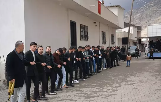 Silopi'de Asker Adaylarına Halaylı Uğurlama