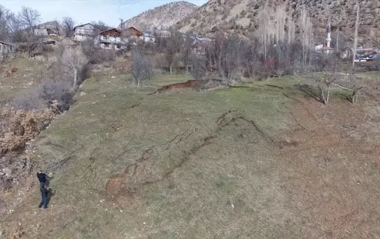 Koyulhisar'da Heyelan: Ekipler Çalışmalara Başladı