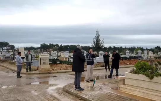 6 Şubat depreminde hayatını kaybeden Antalyalı vatandaşlar mezarı başında anıldı