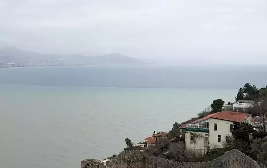 Alanya'da Sağanak Denizi Kahverengiye Dönüştürdü