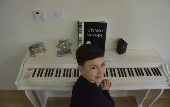 9 Yaşındaki Ali Mert Viyana'da Piyano Çaldı