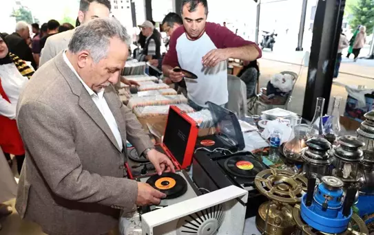 Bu pazar antikacılar buluşuyor