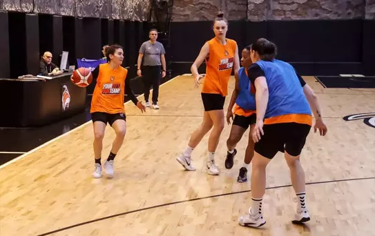 ÇİMSA ÇBK Mersin Yarı Finale Koşuyor