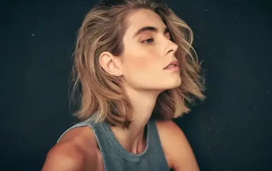 Genç manken evinde ölü bulundu