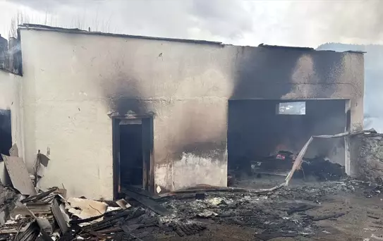 Ovacık'ta Yangın: 4 Ev Yanarak Kül Oldu