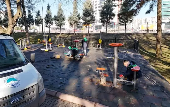 Kayseri Büyükşehir Belediyesi ekipleri, yeşil alanlarda bakım onarım çalışmalarını sürdürüyor