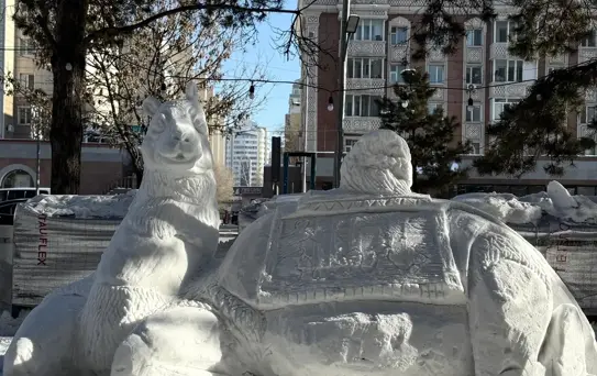 Kışın Sanat: Kazak Hizmetli Kardan Heykeller Yapıyor