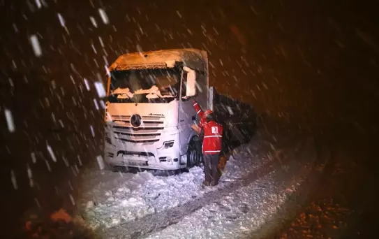 Muş-Bingöl yolunda kar nedeniyle 80 kişi kurtarıldı
