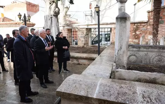 Alaeddin Bey Cami'nin Mezar Taşları Restore Ediliyor