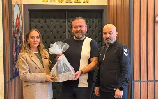 Badminton Şampiyonları Başkan Özcan'ı Ziyaret Etti