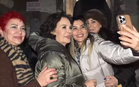 Hülya Koçyiğit Akdamar Adası'nı Ziyaret Etti