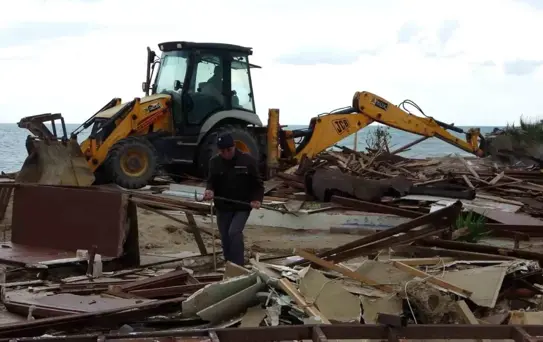 Side Plajındaki İşletmeler Yıkıldı