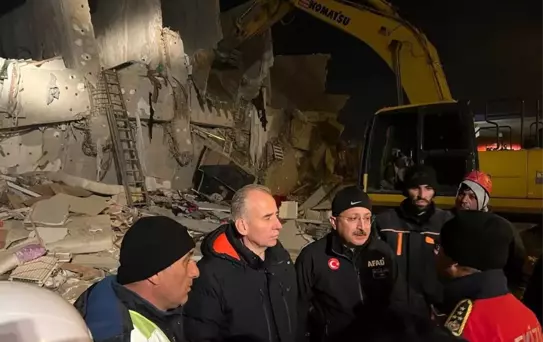 Unutulmayan fedakarlık: Kolunda kemoterapi serumuyla deprem bölgesinde çalıştı