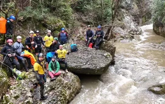 Dağcıların Zorlu Dere Geçişi