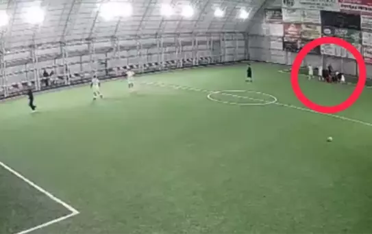 Halı sahada kalp krizi geçiren öğretmenin yere yığıldığı anlar kameralarda