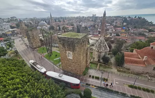 Antalya'daki Tarihi Burçlar Çökme Riskiyle Karşı Karşıya