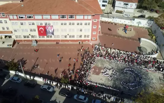 Öğrenciler Ay Yıldız Oluşturdu