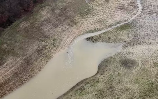 Ömerli Barajı'na Kırmızı Su Akışı Tedirgin Ediyor