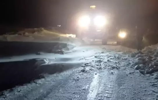 Tipi nedeniyle yolda mahsur kalan 30 kişi kurtarıldı