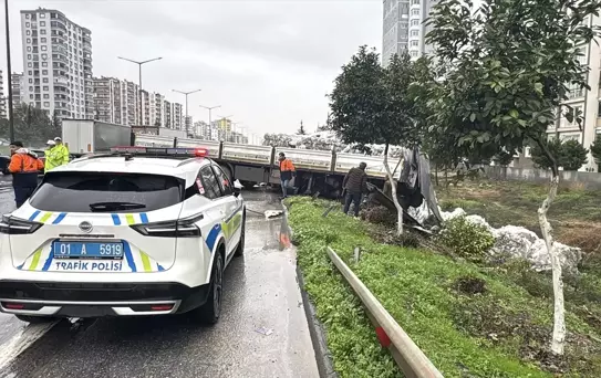 Adana'da Tır Devrildi: Yol Kapatıldı