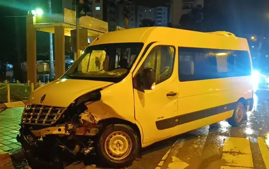Kozan'da Otomobil ve Minibüs Çarpıştı