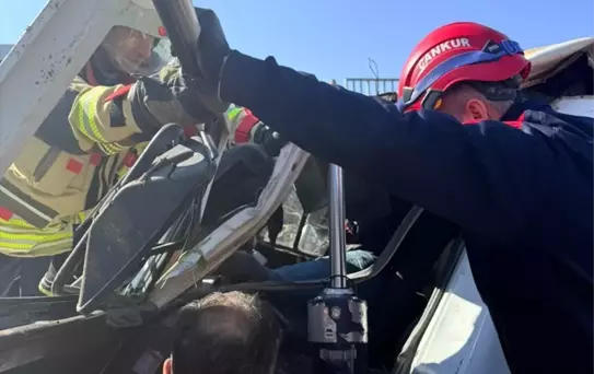 Adana'da Kamyon Şarampole Yuvarlandı