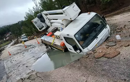 Adana'da Su Borusu Patladı, Araç Çukurda Mahsur Kaldı