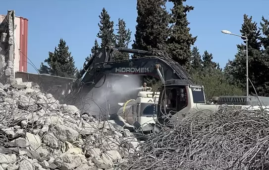 Eski Hastane Binasının Kontrollü Yıkımı Başladı