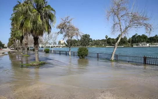 Seyhan Barajı'ndan Su Tahliyesi Devam Ediyor