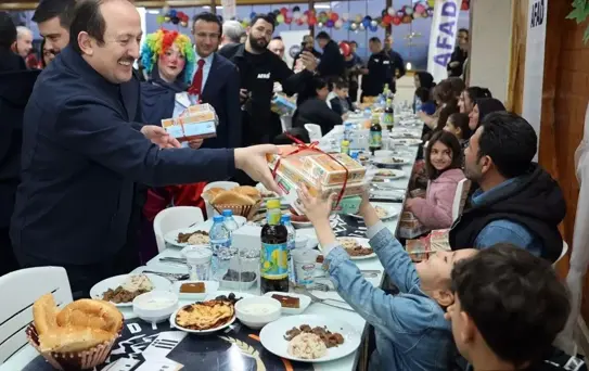 Depremzedelere İftar: AFAD Başkanı Pehlivan Kırıkhan'da