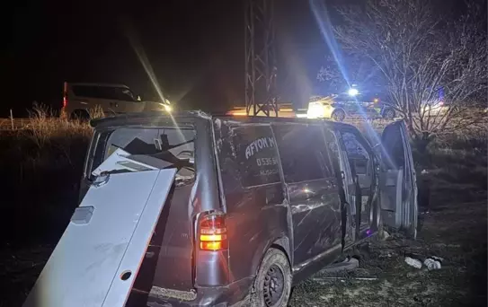 Afyonkarahisar'da Kamyonet Ağaçla Çarpıştı