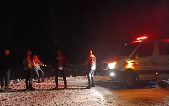 Diyadin'de Kamyonet Kara Saplandı, 4 Kişi Kurtarıldı