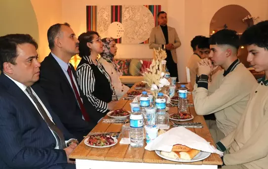 Ağrı Valisi Bozkurt, atık malzeme kullanılarak oluşturulan restoranda öğrencilerle iftar yaptı