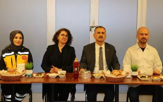 Ağrı Valisi Bozkurt, sağlık çalışanlarıyla iftar yaptı