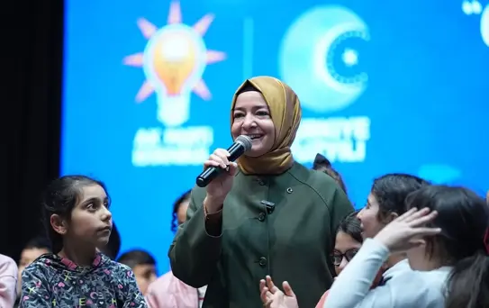 AK Parti İstanbul İl Başkanlığınca 'Çocuk Gülerse Dünya Güler' programı düzenlendi