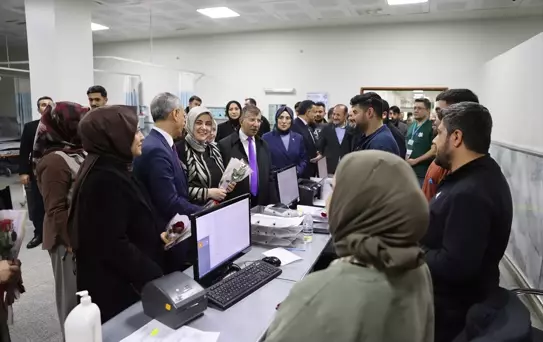 AK Parti Kadın Kolları Başkanı Ercan, Şanlıurfa'da sağlık çalışanlarını ziyaret etti