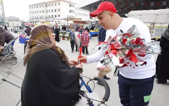 Kadınlar Günü'nde Aksaray'dan Gül ve Karanfil