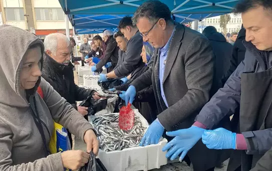 Alaşehir'de 8 Ton Hamsi Dağıtımı