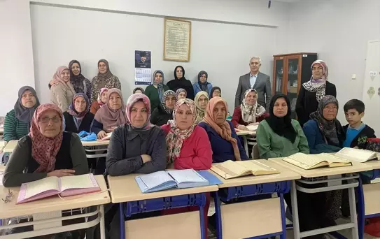 Alaşehir'de Kadınlara Kur'an Kursu