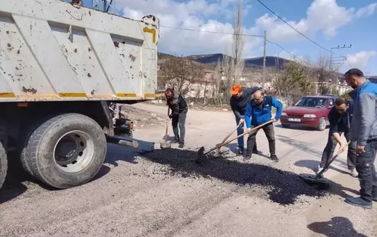 Almus'ta Grup Yollarında Yama Çalışmaları Başladı