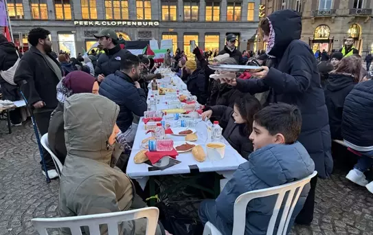 Amsterdam'da Filistin İçin Sokak İftarı