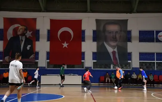 Anne ve babalar 'güçlü aile' için çocuklarıyla mutfakta ve sahada buluşuyor