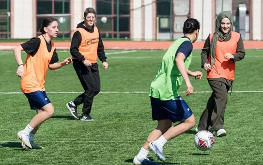 Kadınlar Günü'nde Anneler ve Kızları Futbol Sahasında