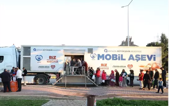 Antalya'da Mobil Aşevi ile İftar