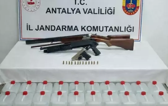 Döşemealtı'nda Kaçak Alkol ve Silah Operasyonu