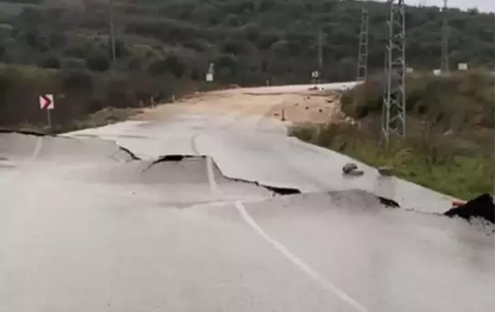 Kumluca'da Heyelan, Yol Trafiğe Kapandı