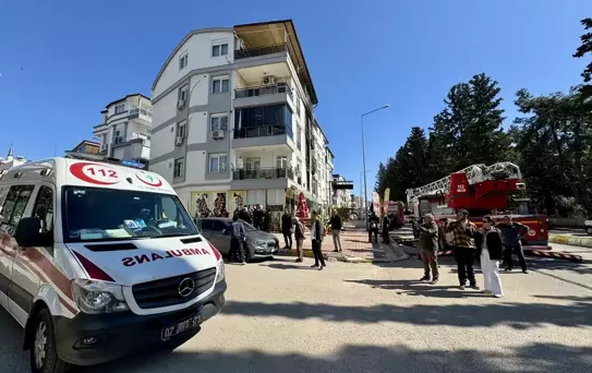 Antalya'da Dairede Yangın: 6 Kişi Dumandan Etkilendi