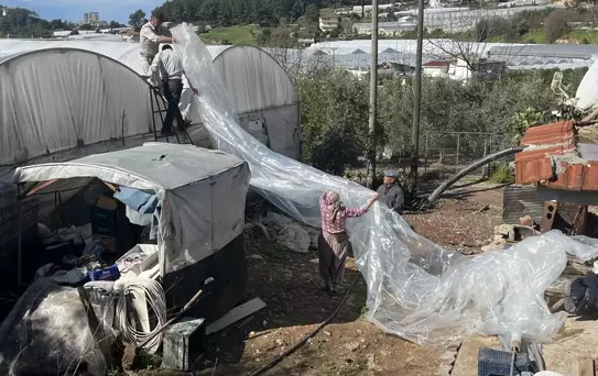 Kumluca'da Hortum Seraları Vurdu