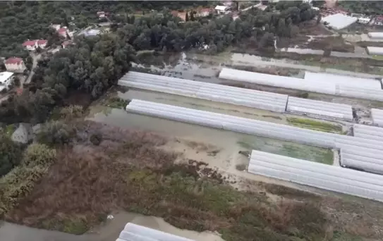 Saatlerdir dehşeti yaşıyorlar! Burası göl değil iki ili birbirine bağlayan kara yolu